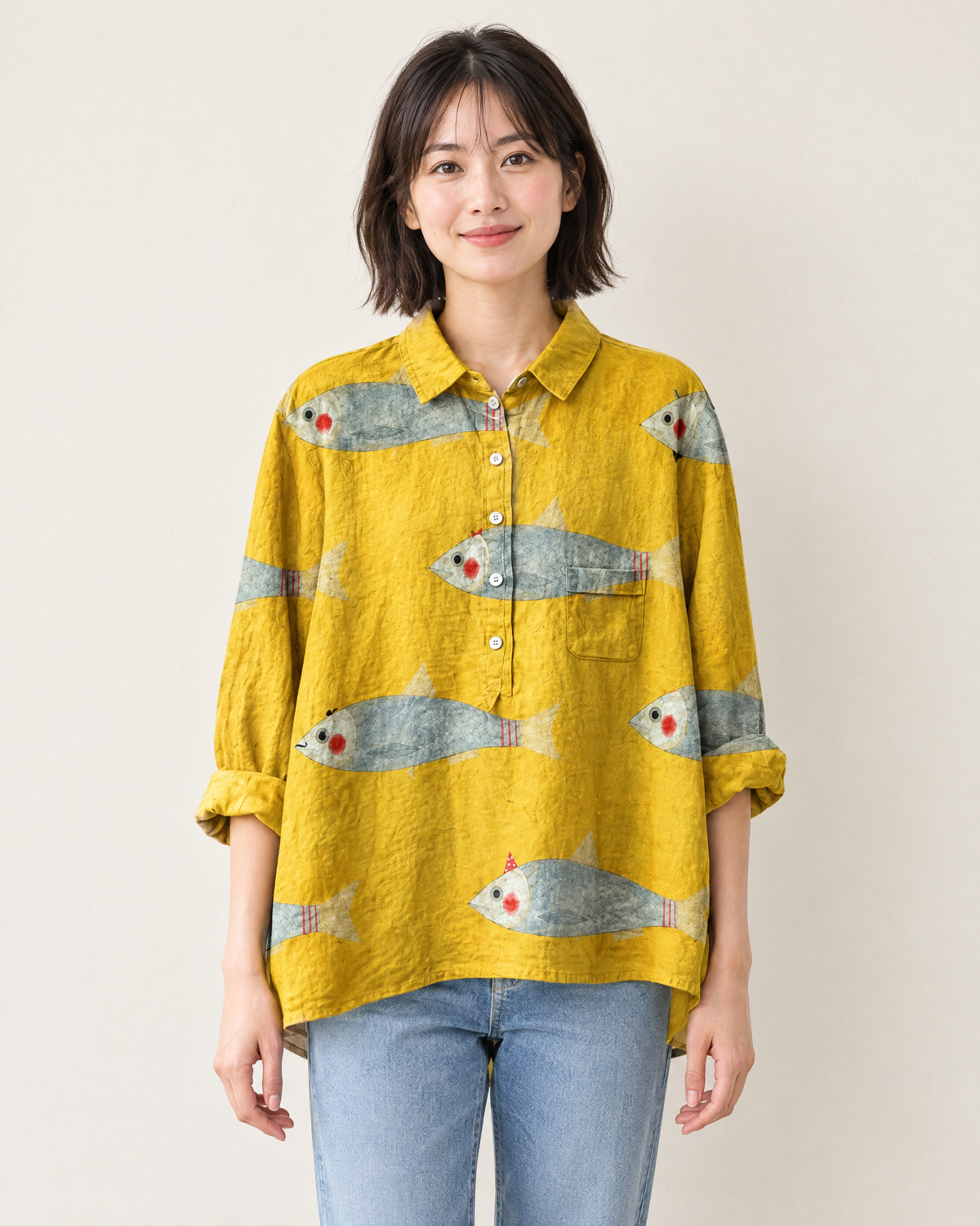 エヴァ – プレイフルフィッシュTシャツの着用イメージ（スタイリング例）