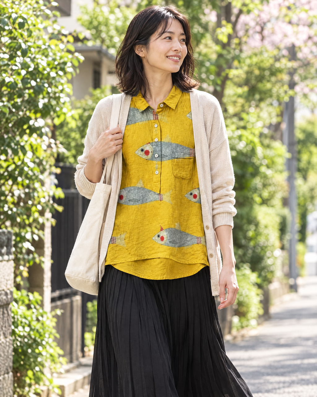 エヴァ – プレイフルフィッシュTシャツをカーディガンと合わせたスタイリング例