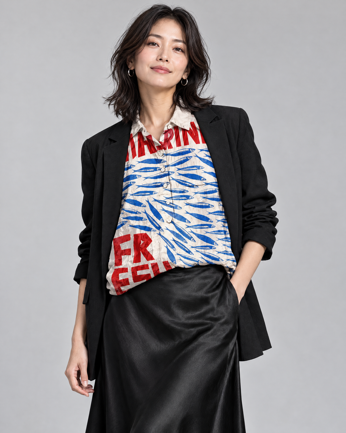ジャケットとスカートに合わせたグラフィックTシャツ